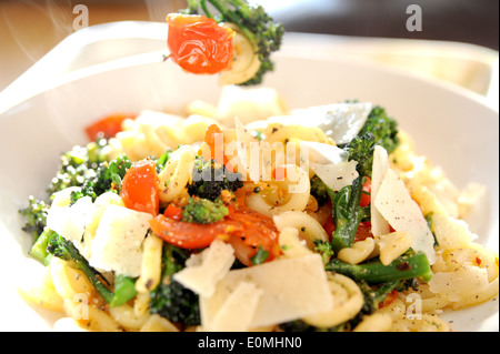 Ciotola di Messicani pasta con pomodori ciliegia , broccoli e formaggio parmigiano Foto Stock