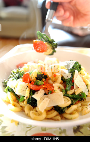 Ciotola di Messicani pasta con pomodori ciliegia , broccoli e formaggio parmigiano Foto Stock