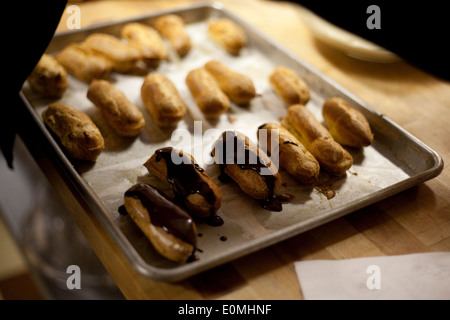 Rendendo eclairs da zero Foto Stock