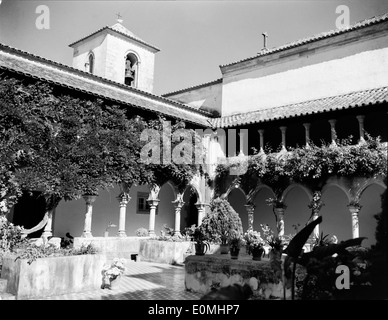Il Mosteiro do Varatojo, situato a Torres Vedras, Portogallo, è un monastero storico con caratteristiche architettoniche significative, tra cui il suo chiostro e il suo patrimonio religioso. Foto Stock