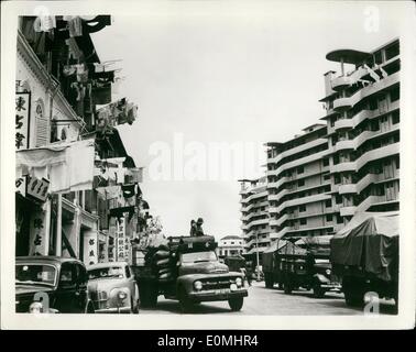 Agosto 08, 1955 - oriente guarda ad ovest: Malaya, colonia britannica che combatteva il comunismo e di recente ha tenuto la sua prima elezione generale, i progressi in direzione di un altro - ha un programma di alloggi non alleviata in quella parte del mondo. A Singapore, la capitale, da soli, l'obiettivo per il 1955-59 è 12,0000 nuove unità abitative a anni, quasi il doppio dello scorso anno. La foto mostra il lavaggio-addobba edificio vecchio (sinistra) guarda appartamenti moderni (a destra) in Singapore China Town. L'accento è a basso costo, alloggiamento moderni per soddisfare le esigenze delle categorie a basso reddito. Foto Stock