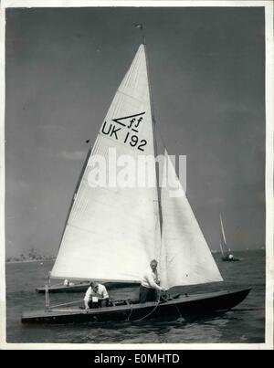 Agosto 08, 1955 - Il Duca di Edimburgo arriva a Cowes guadagna il quarto posto nel suo Yacht Coweslip: il Duca di Edimburgo e uffa Foto Stock