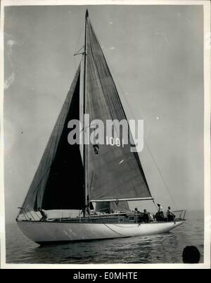 Agosto 08, 1955 - Duca di Edimburgo a Cowes regatta. manzi il ''freschi Breze'' : S.A.R. il Duca di Edimburgo ha navigato ufa per la Foto Stock