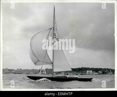 Agosto 08, 1955 - Il Duca di Edimburgo a Cowes; La foto mostra il Duca di Edimburgo, al timone con il Sig. Uffa Fox, in ''Bluebottle'', yacht detenuta congiuntamente da della Regina e del duca - mentre in lizza nella International Dragon Class gara, del Royal Yacht Squadron di regata a Cowes, ieri. Foto Stock