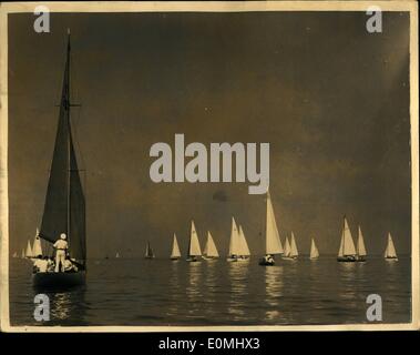 Agosto 08, 1955 - Duca di Edimburgo a Cowes REGATTA.. YACHTS attendono la brezza. H. R.M. Il Duca di Edimburgo ha navigato Uffa Fox 20-tonnellata-yacht ''brezza fresca'' di 38 miglia di Britannia Challenge Cup - in Cowes Regata oggi. Keystone Mostra fotografica di:- Yachts in attesa di una brezza che prendono parte alla Britannia Challenge Cup a Cowes oggi. Foto Stock