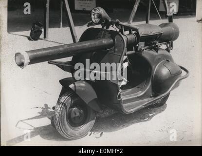 Giugno 06, 1955 - un ''Nuovo Look '' Pistola : un 75 Pistola francese montato su uno scooter è la più recente conseguimento dell esercito francese tecnici. La pistola mobile che può essere spostato da un luogo ad un altro in corrispondenza di una velocità media di 40 km/h. è seguita da uno o più scooter trasportare munizioni. Foto Stock