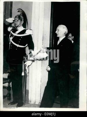 Giugno 06, 1955 - Il Professor Segni si assume il compito di formare un nuovo governo italiano. La foto mostra il Professor Antonio Segni (64) Democristiano visto come ha lasciato la Quinale Palace, Roma - dopo aver accettato il compito di formare un nuovo governo italiano - formare un Presidente Gronchi. Egli è visto tenendo il mandato per formare th 16th. Post guerra governo italiano. Foto Stock