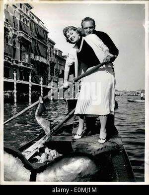 06 giugno 1955 - Italian Film Star prova la sua mano su Una gondola veneziana: La popolare star italiana Sylvana Pampanini. Prova a remare una gondola sul Canal grande a Venezia, con l'aiuto del gondoliere, che ha detto che poteva unirsi al suo equipaggio ogni volta che voleva. Sylvana è stata a Venezia per vedere la prima mondiale di ''Summertime'', interamente girata a Venezia. Foto Stock