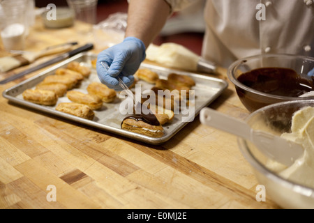 Rendendo eclairs da zero Foto Stock