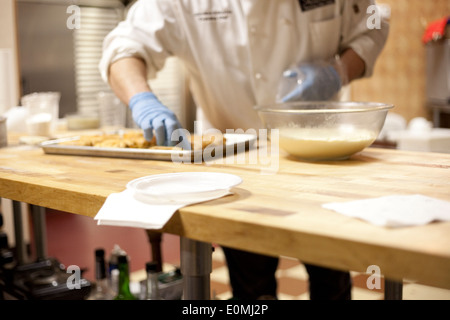 Rendendo éclairs da zero in pasticceria Foto Stock