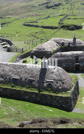 Vista in elevazione del villaggio blackhouse garenin isola di Lewis in Scozia maggio 2014 Foto Stock