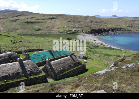 Vista in elevazione del villaggio blackhouse garenin isola di Lewis in Scozia maggio 2014 Foto Stock