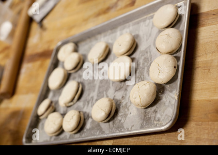 Preparazione amaretti in cucina su un vassoio di acciaio inossidabile Foto Stock