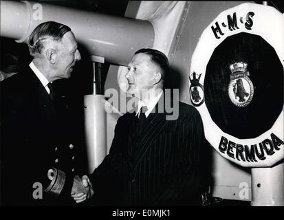 Giugno 06, 1955 - gesto di cooperare durante la Kieler Woche ex Oberstleutnant tedesca Gustav Zuschneid è stato accolto con favore da Contrammiraglio Richard G. Onslow a bordo della HMS Bermuda ancorato a Kiel durante la Kieler Woche. In questi giorni Zuschneid inviato per tornare in Inghilterra la Union Jack, che era stata tirata in dai tedeschi come essi sono entrati in Parigi nella II Guerra Mondiale a un soldato britannico nel cimitero vicino a Versailles. OPS: Ammiraglio Onslow (L) e Herr Zuschneid. Foto Stock