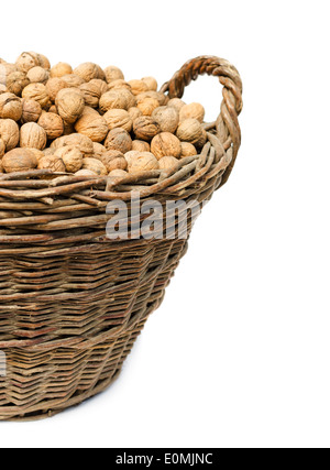 Noci sgusciate nel cesto di vimini, isolato su sfondo bianco Foto Stock