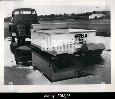 Sett. 09, 1955 - PISTA ''Blotter'': piscine di acqua sulla pista una zona di pericolo alta velocità aerei jet. Frank Elve, un ingegnere di Londra, ha inventato un ''blotter'' da loro. Conosciuta come la ''Aeroduck'', è in grado di elaborare 400 galloni di acqua in pochi minuti. Produttori: Comex - Fraser Tuson Ltd., 68 Victoria Street, Londra. S.W. L'Inghilterra. La foto mostra il ''Aeroduck'' a lavorare su una pista inondata di Aviosuperficie di Weybridge Surrey, Inghilterra. Foto Stock