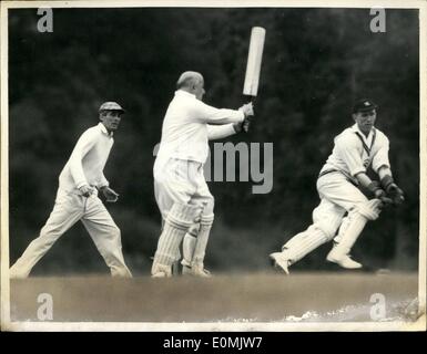 Sett. 09, 1955 - ''politici versus stadio'' partita di cricket a East Grinstead....il visconte Kilmuir rende uno sciopero: foto mostra il visconte Kilmuir fa bella corsa come egli pipistrelli per i politici - durante la partita di cricket a East Grinstead questo pomeriggio. Foto Stock