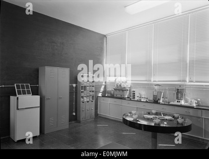 L'Fábrica de Café TOFA di Tofa, Portogallo, è qui raffigurato come un sito industriale storico, che mette in evidenza le sue operazioni di produzione e gli elementi di design. Foto Stock