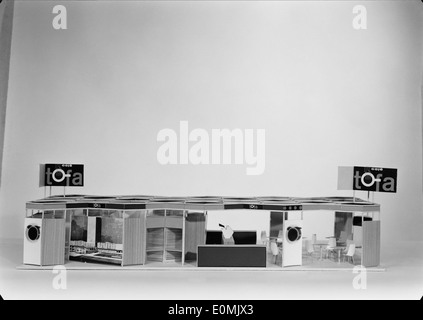 L'Fábrica de Café TOFA di Tofa, Portogallo, è un impianto di produzione di caffè noto per le sue attività industriali. La fabbrica è stata al centro dell’industria del caffè della regione, offrendo uno scorcio sulla ricca cultura del caffè e sul patrimonio manifatturiero del Portogallo. Foto Stock