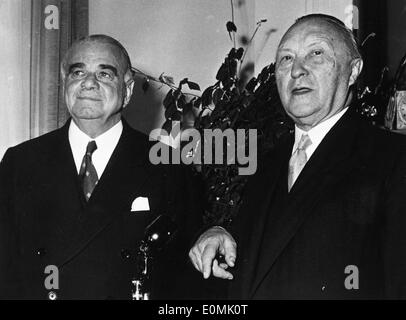 Dottor Konrad Adenauer soddisfa con Ismay Hastings Foto Stock