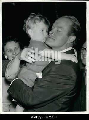 Lug. 07, 1955 - Bob Hope assiste Premi&egrave;ri del suo nuovo film a Londra.. Fa amicizia con un giovane 'Foy'.. Bob Hope è arrivato a Londra per i premi&egrave;ri presso il Plaza teatro del suo nuovo film ''Le sette poco Foys''.. Il popolo di Londra il cui nome è stato Foy sono stati invitati a partecipare i premi&egrave;ri... Il visitatore più giovane è stata di due-anno-vecchio Frankie Foy di Muswell Hill.. Keystone Mostra fotografica di:- Bob Hope rende amici con giovani Frankie Foy - presso il teatro. Foto Stock