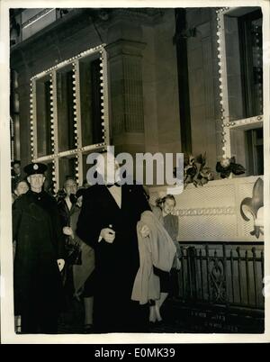 Sett. 12, 1955 - 12-9-55 ambasciatore sovietico gli interruttori sulla Luminarie di Blackpool. Il sig. Jacob Malik l ambasciatore sovietico a Londra eseguita la cerimonia di accensione del Blackpool Illuminazioni di 350.000 luci colorate durante il fine settimana dopo che egli si è presentato con una speciale bastone di Blackpool rock con il nome J.B. Malik U.R.S.S. inscritto attraverso di esso. Keystone Foto Mostra: il sig. Malik guarda le luminarie presso il Municipio dopo la cerimonia di Blackpool. Foto Stock