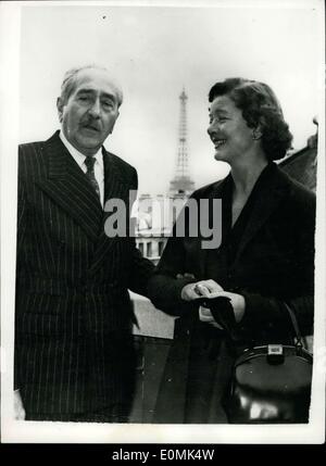 Sett. 29, 1955 - 29-9-55 famoso film stelle a Parigi per fare un nuovo film. La foto mostra: famosi film stelle Adolph Menjou e Myrna Loy Foto Stock