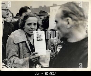 Ottobre 10, 1955 - ''Esercito perduto" torna a casa. ''Qualcuno ha visto il mio figlio?'': molte scene struggenti dovevano essere assistito quando più di 800 superstiti di Hitler esercito russo è arrivato a Friedland Camp - alla fine del loro viaggio dal russo cattività. Molte madri e mogli dovevano essere visto la scansione le facce dei nuovi arrivi - sperando contro ogni speranza di trovare il loro menfolk tra di loro. La foto mostra un tragico madre spinge il suo modo attraverso il rientro in patria dei detenuti - il suo viso bagnato di lacrime - tenendo in mano una foto del figlio per il quale lei è la ricerca. Foto Stock