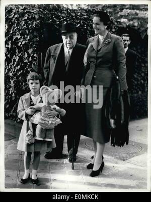 Ottobre 10, 1955 - L'Aga Khan Yasmin offre un orsacchiotto: Yasmin, il bambino di sei anni figlia di Aly Khan, è stato consegnato al suo padre nella giornata di ieri a Parigi, che in cambio di un &pound;30.000 bond, avrà la custodia dei suoi per le sei settimane successive. Andò per una trasmissione a Parigi con il suo nonno, l'Aga Khan e il iniziata, prendendo con il suo orsacchiotto di peluche che avevano acquistato per lei. La foto mostra il poco Yasmin porta il suo orsacchiotto con lei come egli lascia con il suo nonno e la iniziata per andare per un disco rotondo ieri a Parigi. Foto Stock