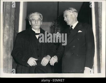 Ottobre 10, 1955 - Schwitzer visite il primo ministro al n. 10 Downing Street; dopo aver ricevuto le insegne di membro onorario dell'ordine di merito da parte della regina a Buckingham Palace oggi, il dr. Albert Schweitzer ,il 80 enne filosofo francese missionario e musicisti, pagato una visita a Sir Anthony Eden al n. 10 Downing Street questa sera. La foto mostra il Sir Anthony Eden si congeda il dr. Albert Schweitzer come egli lascia n. 10 questa sera. Foto Stock