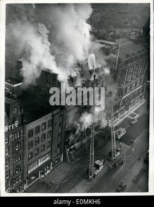 Nov. 11, 1955 - incendio distrugge Negozio In Princess Street, Edimburgo: mostra fotografica. Vista generale che mostra i vigili del fuoco arroccata sul turn-tabella scale-combattere l'enorme fiammata che ha distrutto il negozio di C & A modi Ltd-in Princes Street, Einburgh, ieri. Foto Stock