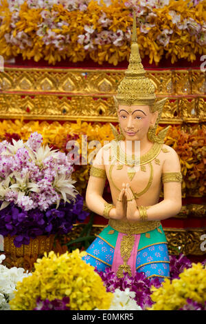 Londra, Regno Unito. 16 maggio 2014. Un Thai display floreali di orchidee. In totale, giardinieri utilizzerà 180.000 orchidee per tutto il display. I preparativi sono a buon punto per l'inizio del Chelsea Flower Show 2014 la prossima settimana. Foto: Nick Savage/Alamy Live News Foto Stock