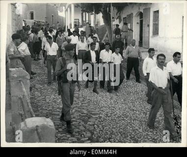 11 novembre 1955 - le truppe britanniche continuano la ricerca di armi a Cipro i Villagers hanno marciato verso il composto di filo spinato; più di 1,500 truppe britanniche stanno partecipando alla ricerca di armi e munizioni mancanti nei nascondigli in una zona di quindici miglia vicino alle Black Mountains Cipro. L'intera popolazione maschile e alcune donne del villaggio di Kalorea sono state arrotondate e poste in gabbie di filo spinato. Le truppe che partecipano includono 1° Batt. Royal Leicester Regt; 1° Batt. Norfolk Rage, 40° Field Rage, le barche da sparo britanniche pattugliano la vicina costa, mentre gli aerei spazzavano la zona - avvistando Foto Stock