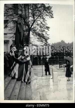 Ottobre 10, 1955 - Queen svela statua a suo padre - King George VI.  Cerimonia in giardini Carlton.: H.M. La regina di questa mattina effettuata  la cerimonia di inaugurazione della statua di