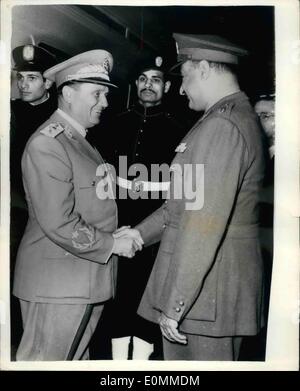 Il 12 Dic. 1955 - Presidente Tito di Yugosllavia era greteed alla stazione del Cairo mercoledì, dal colonnello Nasser, il premier egiziano, quando è arrivato per una decina di giorni di visita di stato in Egitto. La foto mostra il Presidente Tito (sinistra) e il Colonnello Nasser - visto stringono le mani dopo il suo arrivo alla stazione del Cairo. Foto Stock