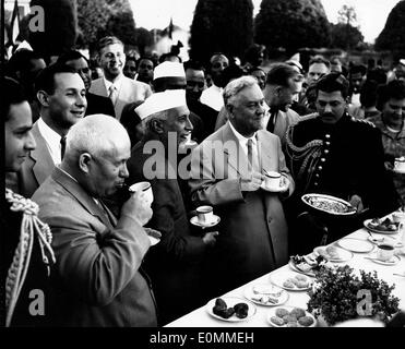 Il primo ministro Nikita Khrushchev in occasione di un ricevimento in India Foto Stock