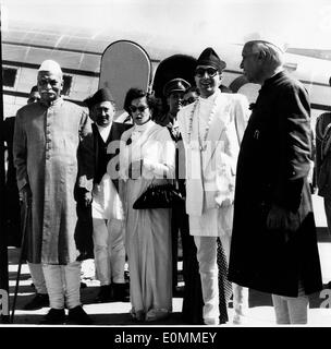 Indira Gandhi, il dottor Rajendra Prasad, Jawaharlal Nehru che arrivano all'aeroporto Foto Stock