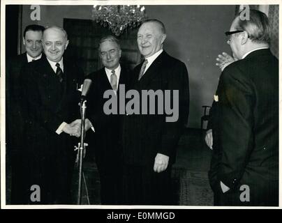 Mar 03, 1956 - Pineau a Bonn ... Per parlare della reintegrazione della Saar nell'area tedesca, il Ministro degli esteri francese Pineau si sono riuniti a Bonn oggi con il Ministro degli esteri tedesco von Brentano. Nella foto: Il cancelliere Dott.ssa Adenauer e il Ministro Pineau lo scambio di saluti. Più a destra è il ministro von Brentano. Foto Stock