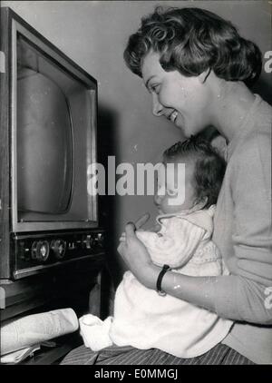 Mar 03, 1956 - Il bambino non è in grado di sapere mammy è famosa. Il 20-anno-vecchio Marianne Lecene è stato scelto fra i 25 candidati di compilare il Foto Stock