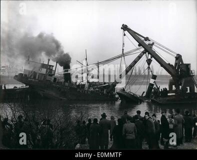 Mar 03, 1956 - il relitto della nave ''Blexen''.. che andava 8 febbraio Europahafen di Brema sul terreno viene recuperato durante il fine settimana. La foto mostra le navi ''peter'' e Pakistan'' sono colmi del relitto della ''Blexen' Foto Stock