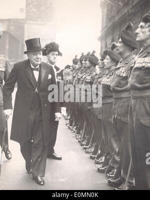 Sir Winston Churchill ispeziona fucili irlandese Foto Stock