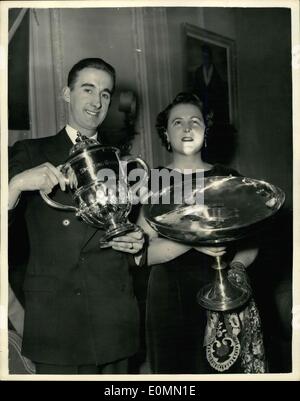 Dic. 28, 1955 - Gordon Pirie vince premi: al Savoy hotel questa sera, Gordon Pirie si è aggiudicato il Record sportivo di ''Sportsman dell'anno'' Trophy - mentre Miss Pat Smythe ha ricevuto il "portswoman dell'anno Trofeo''. Gordon Pirie è stato premiato anche con la B.B.C. Sport Televisione personalità dell'anno Sportsview Trophy. Mostra immagine: Gordon Pirie, tenendo il 'Sportsman dell'anno '' Trophy, mentre Pat Smythe mantiene la sua 'Sportswoman dell'anno'' Trophy - dopo la presentazione al Savoy Hotel questa sera. Foto Stock