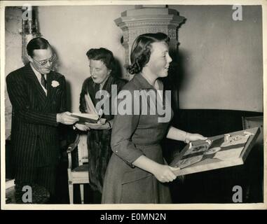 Gen 01, 1956 - Principessa Beatrice dei Paesi Bassi riceve i suoi regali di compleanno: Regina Juliana e il Principe Bernard visto dietro come la loro figlia Princess Beatrix esprime il suo grazie per i tanti doni che ha presentato a lei nella celebrazione del suo 18esimo. compleanno presso il Royal Palace Scestdijk, ieri. Foto Stock