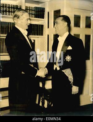 Gen 01, 1956 - Brasiliano President-Elect incontra Sir Anthony Eden al n. 10 Downing street.: Gran Bretagna il Primo ministro, Sir Anthony Eden scuote le mani con il brasiliano Presidente eletto, Senor Juscelino Kubitschhek, i suoi ospiti a cena alle 10.10 a Downing Street, Londra, questa sera. Foto Stock