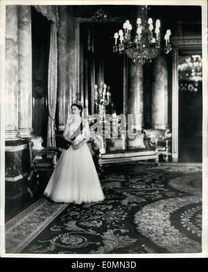 Gen 01, 1956 - Nuovo Royal Tour Ritratto di H.M. la regina in blu Drawing Room di Buckingham Palace.: questa foto è stata scattata in Foto Stock