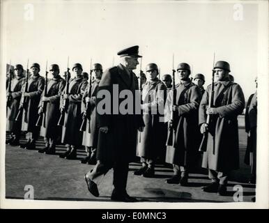 Gen 01, 1956 - Visconte Montgomery Visite Belgrado ispeziona Guardia d'onore: mostra fotografica di Maresciallo di Campo Viscount Montgomery visto come egli ha ispezionato la Guardia d'onore al suo arrivo per una visita a Belgrado. Foto Stock
