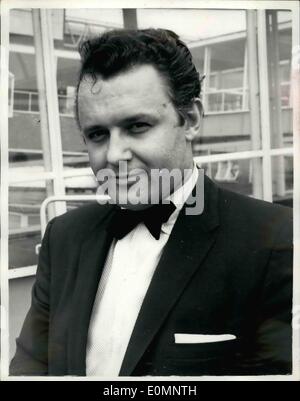 Apr. 04, 1956 - film Stars arriva all'Aeroporto di Londra. ROD STEIGER. Hollywood ''duro'', Rod Steiger, arrivati all'Aeroporto di Londra oggi per la sua vacanza da catturare. Rod Steiger, chi paga la sua prima visita in Europa, è apparsa in film come ''sull'acqua anteriore'' - ''Jubal'' e ''difficile essi cadono''. Keystone Mostra fotografica di:- Asta Steiger visto all'Aeroporto di Londra al suo arrivo oggi. Foto Stock