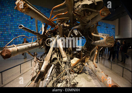 New York, NY, STATI UNITI D'AMERICA. 15 Maggio, 2014. Un visitatore del National September 11 Memorial Museum guardava la mangled pezzi di una torre di comunicazione di una volta sorgeva sulla cima del World Trade Center prima le torri gemelle furono distrutte sul Sett. 11, 2001. Il museo è stato aperto il 15 maggio 2014. Credito: Terese Loeb Kreuzer/Alamy Live News Foto Stock