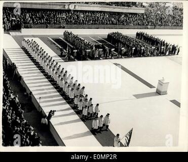 Gen 28, 1956 - Apertura dei Giochi Olimpici Invernali: La settima edizione dei Giochi Olimpici invernali sono stati aperti a Cortina d'Ampezzo, Italia, giovedì dal Presidente Gronchi, dell'Italia. 1.100 atleti provenienti da 32 nazioni erano presenti alla cerimonia di apertura. Mostra fotografica di vista generale come il contingente americano entra nello stadio a Cortina per la cerimonia di apertura. Foto Stock