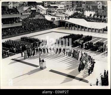 Gen 28, 1956 - Apertura dei Giochi Olimpici Invernali: La settima edizione dei Giochi Olimpici invernali sono stati aperti a Cortina d'Ampezzo, Italia, giovedì dal Presidente Gronchi d'Italia. 1.100 atleti provenienti da 32 nazioni erano presenti alla cerimonia di apertura. Mostra fotografica di vista generale della scena allo stadio Olimpico del Ghiaccio a Cortina, mostrando l'Italiano campione di sci, Miss Giuliana Minuzzo prende il giuramento olimpico a nome dei concorrenti. Foto Stock